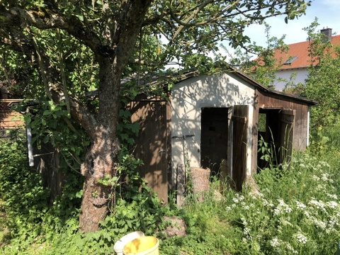 alter Geräteschuppen vorderer Bereich