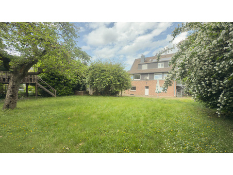 Einfamilienhaus kaufen in Düsseldorf, mit Garage, mit Stellplatz, 882 m² Grundstück, 226 m² Wohnfläche, 12 Zimmer