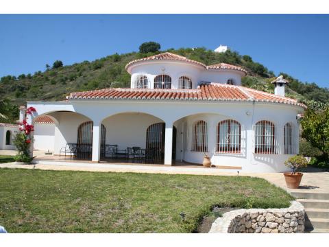 Villa kaufen in Sayalonga, 13.000 m² Grundstück, 180 m² Wohnfläche, 5 Zimmer