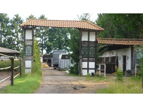 Einfahrt zur Reitanlage