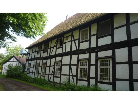 Haupthaus neben Auffahrt