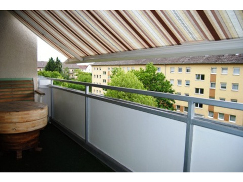 Balkon mit elektr. Sonnenmark