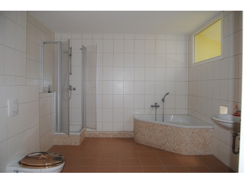 Schlicht-modernes Badezimmer