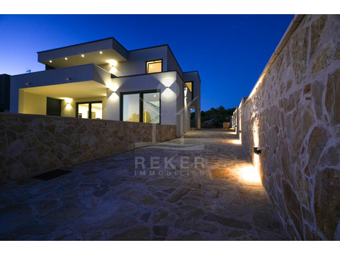 Villa kaufen in Šibenik, mit Stellplatz, 483 m² Grundstück, 260 m² Wohnfläche, 7 Zimmer