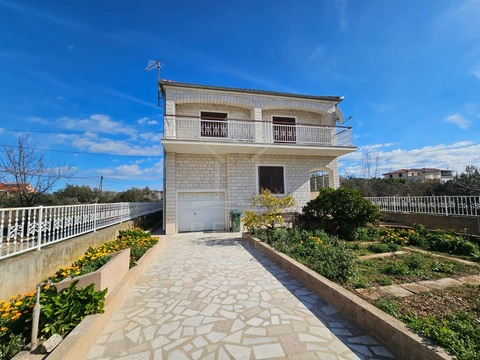 Haus kaufen in Šibenik, mit Garage, 400 m² Grundstück, 205 m² Wohnfläche, 8 Zimmer