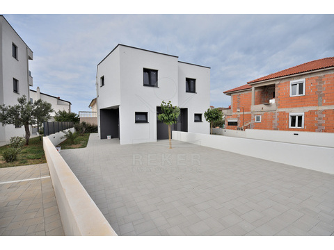 Doppelhaushälfte kaufen in Vodice, mit Stellplatz, 150 m² Grundstück, 105 m² Wohnfläche, 4 Zimmer