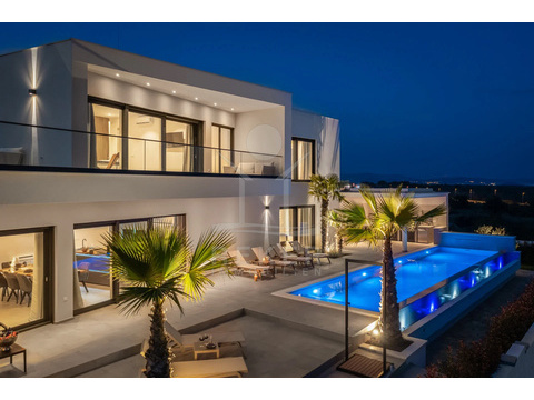 Villa kaufen in Vodice, mit Garage, 811 m² Grundstück, 320 m² Wohnfläche, 8 Zimmer