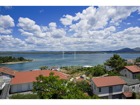 Mehrfamilienhaus kaufen in Vodice, mit Garage, mit Stellplatz, 344 m² Grundstück, 224 m² Wohnfläche, 8 Zimmer