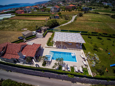 Villa kaufen in Seget Donji, mit Stellplatz, 1.305 m² Grundstück, 83 m² Wohnfläche, 4 Zimmer