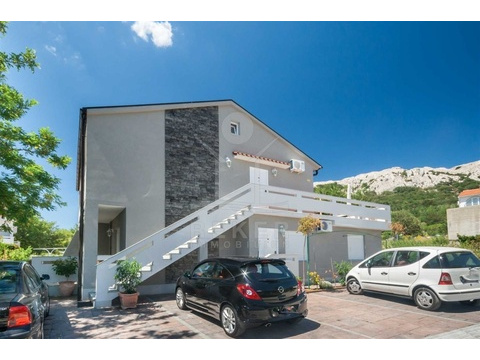 Haus kaufen in Baška, mit Stellplatz, 517 m² Grundstück, 310 m² Wohnfläche, 12 Zimmer