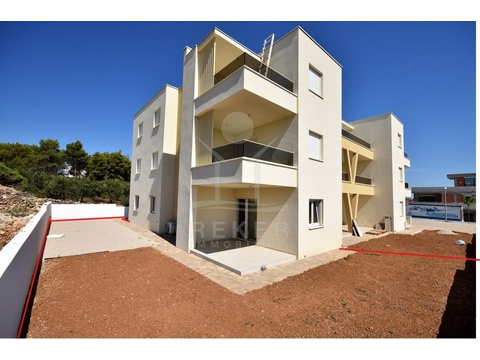 Erdgeschosswohnung kaufen in Vodice, mit Stellplatz, 78 m² Wohnfläche, 3 Zimmer