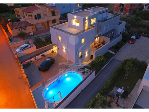 Doppelhaushälfte kaufen in Vodice, 177 m² Grundstück, 158 m² Wohnfläche, 5 Zimmer