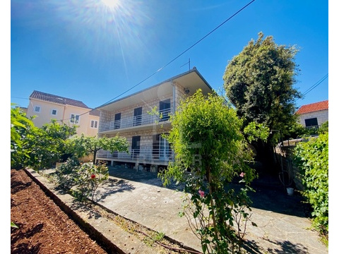 Steinhaus auf der Insel Brač, nur 100 m vom Meer