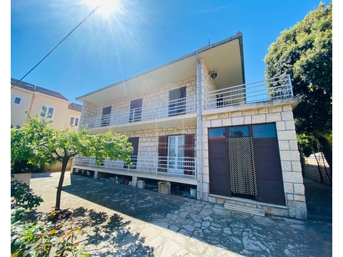 Mehrfamilienhaus kaufen in Gespanschaft Split-Dalmatien, mit Stellplatz, 701 m² Grundstück, 220 m² Wohnfläche