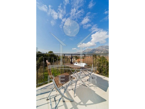 Genießen Sie die Sonne auf dem Balkon und die herrliche Aussicht auf die Berge in der Nähe der Villa