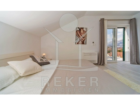 Das schöne große Schlafzimmer im Dachgeschoss der Villa mit dem sonnigen Balkon.