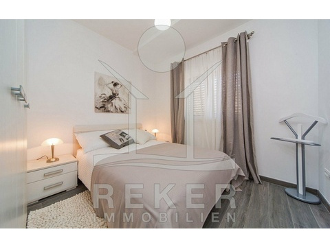 Hier können Sie entspannt den Urlaubstag ausklingen lassen, das großzügige Schlafzimmer.