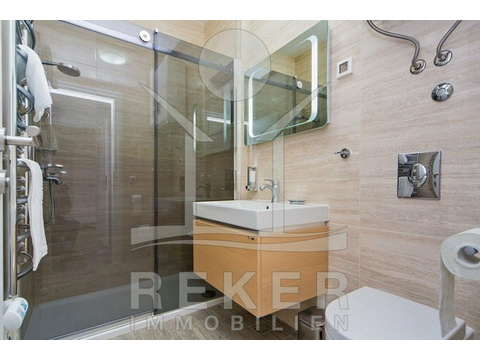Die Badezimmer der Villa sind mit hochwertigen Fliesen und Sanitärobjekten ausgestattet.