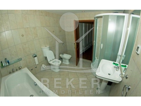 Die Badezimmer sind großzügig, modern gefliest und bieten jeden Komfort.
