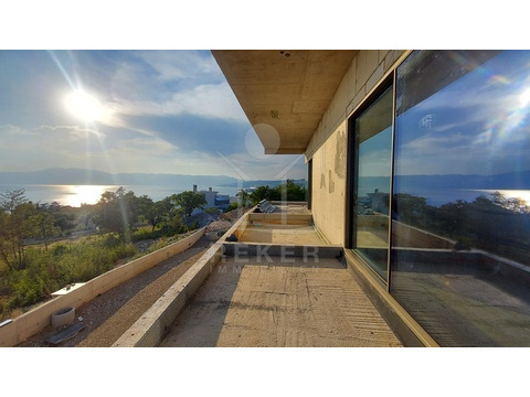 Doppelhaushälfte kaufen in Rijeka, mit Garage, 450 m² Grundstück, 250 m² Wohnfläche, 4 Zimmer