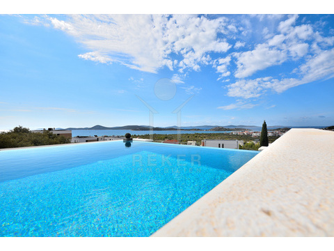 Villa kaufen in Vodice, mit Garage, 831 m² Grundstück, 348 m² Wohnfläche, 7 Zimmer