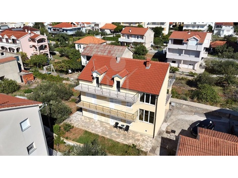 Mehrfamilienhaus kaufen in Brodarica, mit Garage, 387 m² Grundstück, 323,8 m² Wohnfläche, 9 Zimmer