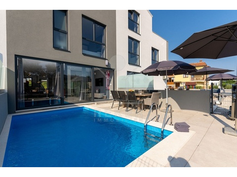 Reihenhaus kaufen in Poreč, mit Stellplatz, 89 m² Grundstück, 182 m² Wohnfläche, 5 Zimmer