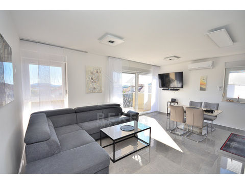 Etagenwohnung kaufen in Vodice, mit Stellplatz, 68,64 m² Wohnfläche, 3 Zimmer