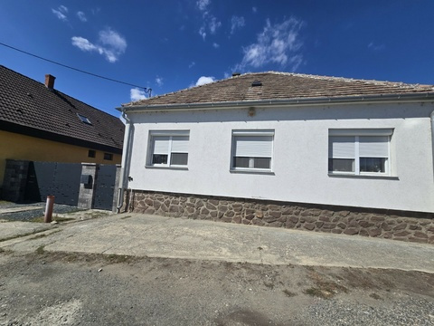 Einfamilienhaus kaufen in Csepreg, mit Garage, 705 m² Grundstück, 86 m² Wohnfläche, 3 Zimmer