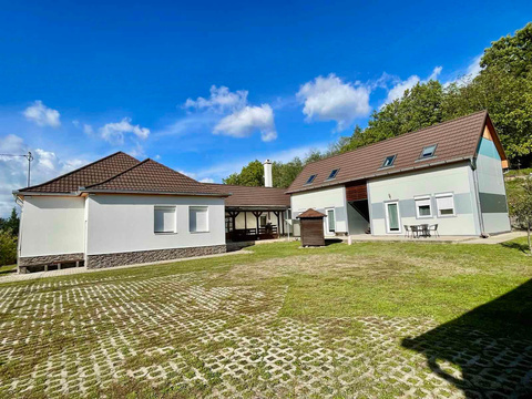 Haus kaufen in Egerszalók, 1.560 m² Grundstück, 275 m² Wohnfläche, 9 Zimmer