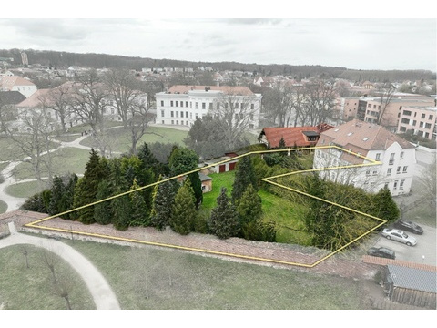 Luftbild von Osten, im Hintergrund das Großherzogliche Palais, die einstige Sommerresidenz der...