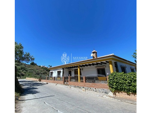 Landhaus kaufen in Sayalonga, 5.049 m² Grundstück, 240 m² Wohnfläche, 11 Zimmer