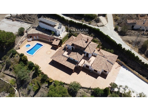 Villa kaufen in Sayalonga, 6.344 m² Grundstück, 300 m² Wohnfläche, 6 Zimmer