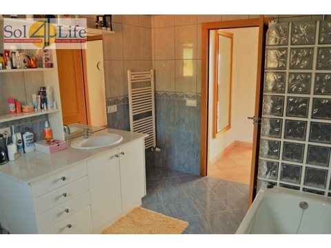 Badezimmer 1 (mit Fenster/Dusche/Badewanne/Bidet)