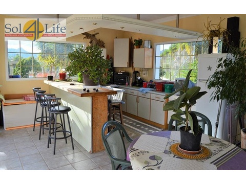 Außenküche mit Bar und BBQ