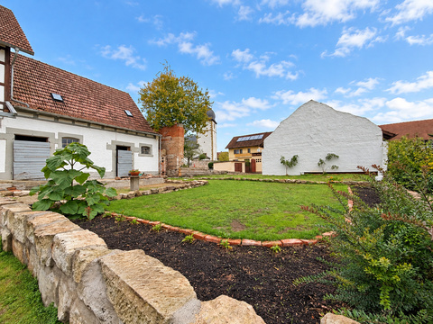 Garten_mit_Natursteinmauer