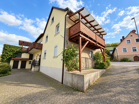 Wohnhaus mit offener Zufahrt zur Straße