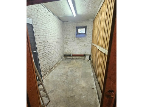 Un noch eins tiefer zum Kellerraum mit Fenster