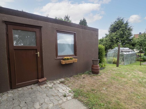 117 35 Garage und Gewächshaus