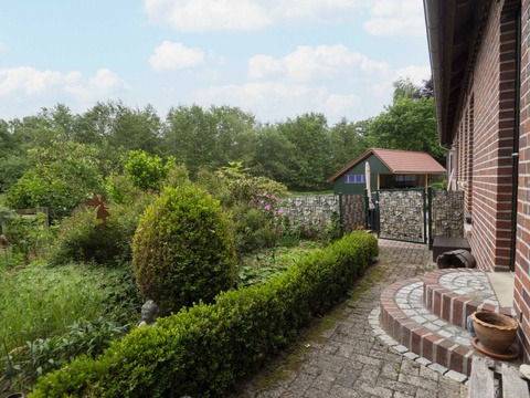 106 05 Blick aus Garten