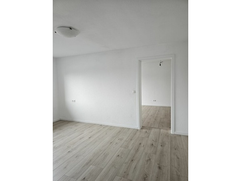 Zimmer 2 mit Durchgang zum Schlafzimmer