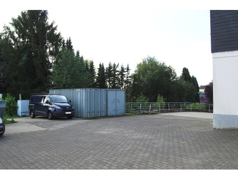 Parkplatz des Neubaus