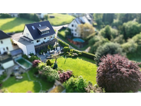 Mehrfamilienhaus kaufen in Solingen, mit Garage, mit Stellplatz, 1.563 m² Grundstück, 198 m² Wohnfläche, 10 Zimmer