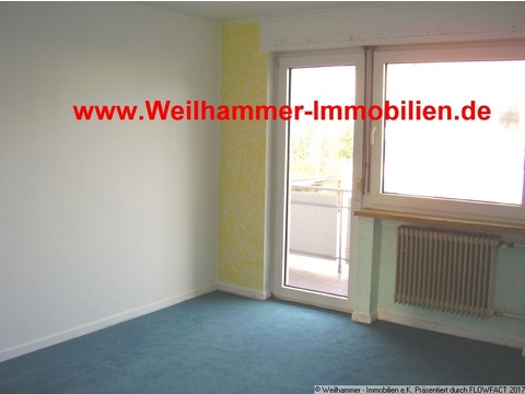 Wohnzimmer mit Ausgang zum Balkon