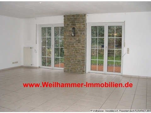Wohnzimmer mit Ausgang zur Terrasse