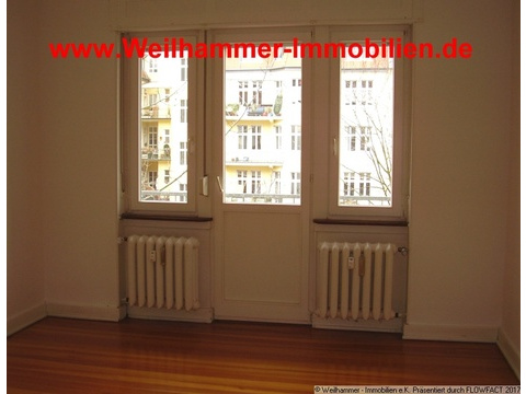 Schlafzimmer mit Ausgang zum Balkon