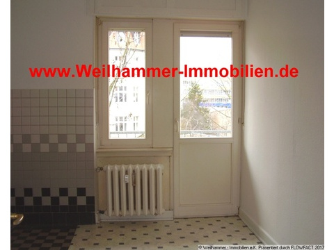 Küche mit Ausgang zum Balkon