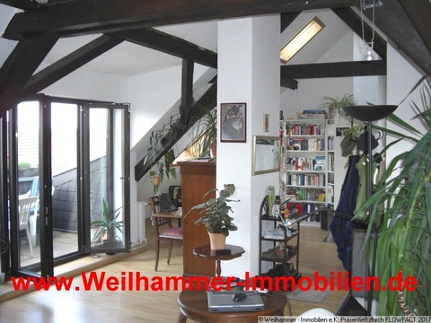 Wohnbereich mit Ausgang zum Balkon