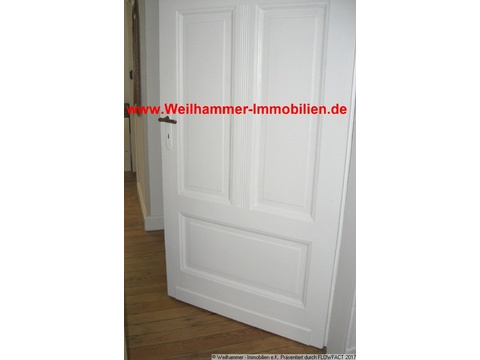 alte tolle Türen mit super Holzdielenboden