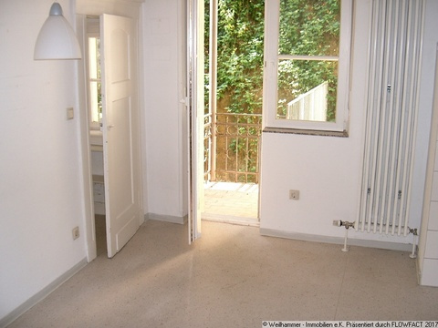 Küche mit Ausgang zum Balkon